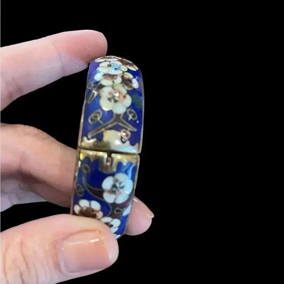 Blue Enamel Floral Vintage Bangle with Hinge Opening - Picture 5 of 10